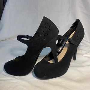 Size 9 black close toe heel